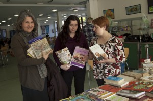 Beata Parapura (L), Wioletta Kwaśnik i Beata Trojan często kupują książki na kiermaszach/ Fot. Małgorzata Bugaj-Martynowska