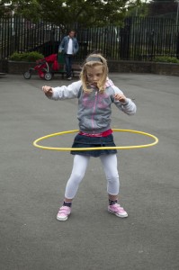 Zawody w hula-hop. Kto wytrzyma dłużej.../ Fot. Małgorzata Bugaj-Martynowska