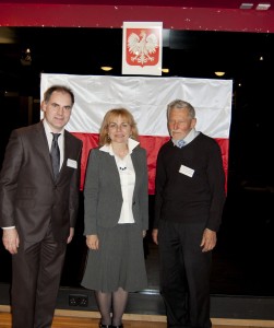 Wojciech Mierzejewski (L) przewodniczący PKW nr 221, Jolanta Srebrakowska – konsul RP w Londynie, Adam Warsza – mąż zaufania/ Fot. Małgorzata Bugaj-Martynowska