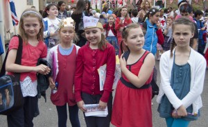 Uczniowie St Joseph Primary Catholic School na Hanwell również świętowali jubileusz królowej Elżbiety II. Na zdjęciu Emilka (od lewej), Martyna, Amelka, Ola i Zuzia/ Fot. Małgorzata Bugaj-Martynowska