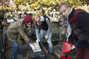 Wolontariusze z potrzeby serca i dobrej woli sprzątali polskie groby/ Fot. Małgorzata Bugaj-Martynowska