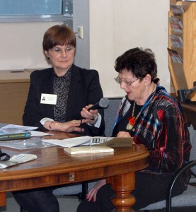 Dobrosława Platt, dyrektor Biblioteki Polskiej, oraz Maja Cybulska / Fot. Magdalena Czubińska