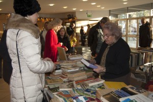 Irena Grocholewska - prezes ZNPZ wyceniała wszystkie książki/ Fot. Małgorzata Bugaj-Martynowska