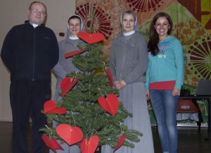 Ksiądz Tomasz Rakowski, siostra Anna Jemioło (L), siostra Małgorzata Michalik, oraz Aneta Kubasiewicz przygotowali rekolekcje dla dzieci i młodzieży/ Fot. Małgorzata Bugaj-Martynowska