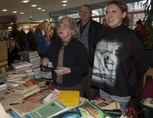 Irena Grocholewska (L), Kinga Christodoulou (P) oraz Ryszard Jemielity wynajdowali prawdziwe perełki/ Fot. Małgorzata Bugaj-Martynowska